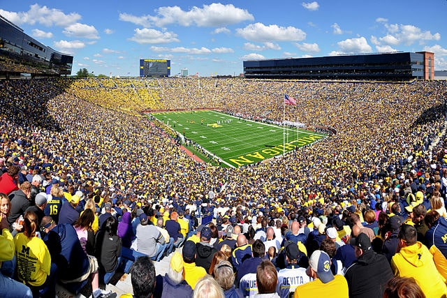 ᐈ 10 найбільших футбольних стадіонів коледжів у США - самі великі 2024