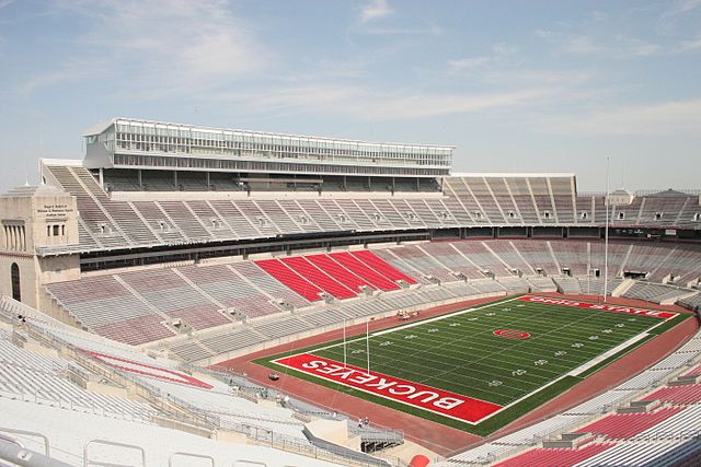 ᐈ 10 найбільших футбольних стадіонів коледжів у США - самі великі 2024