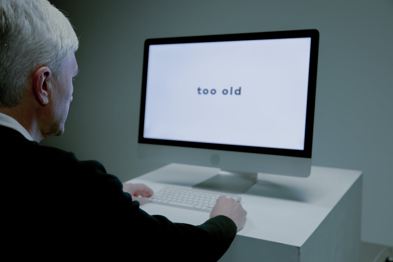 старший джентльмен перед комп’ютером, який каже "занадто старий"