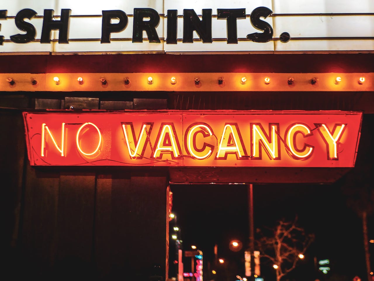 neon no vacancy sign