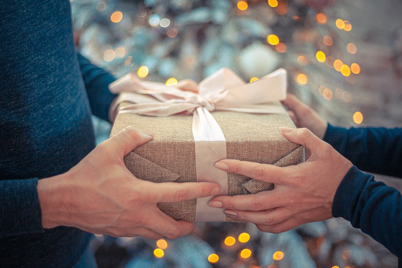 звіт про святкові покупки та дарування подарунків 2023