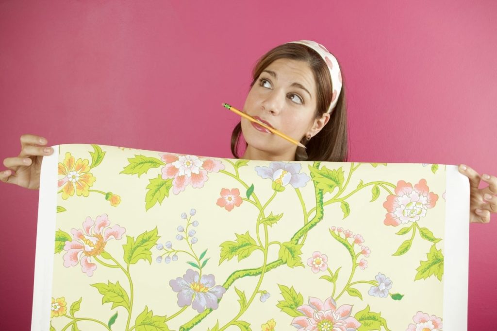 Клеїмо шпалери правильно: етапи від підготовки стін до завершальних робіт