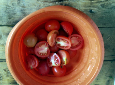 Помідори половинками на зиму - Який рецепт помідорів половинками?