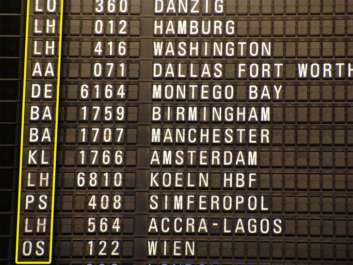 Як розшифровується номер рейсу літака і чому корисно вміти його читати