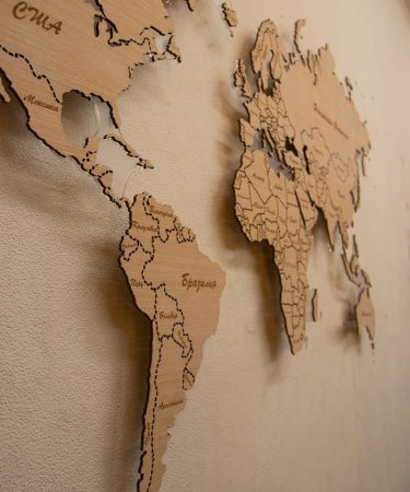 Роль использования деревянной карты мира в дизайне интерьера