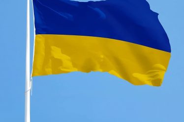 Які переваги надає послуга професійного друку прапорів