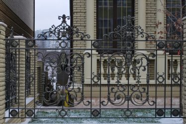 Ковані паркани: переваги та критерії вибору