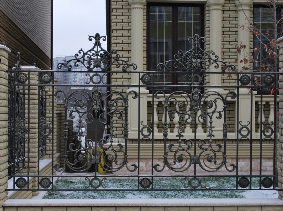 Ковані паркани: переваги та критерії вибору