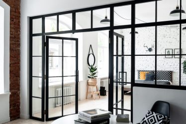 Причины дополнить свой интерьер стеклянными перегородками и дверьми