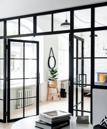 Причины дополнить свой интерьер стеклянными перегородками и дверьми