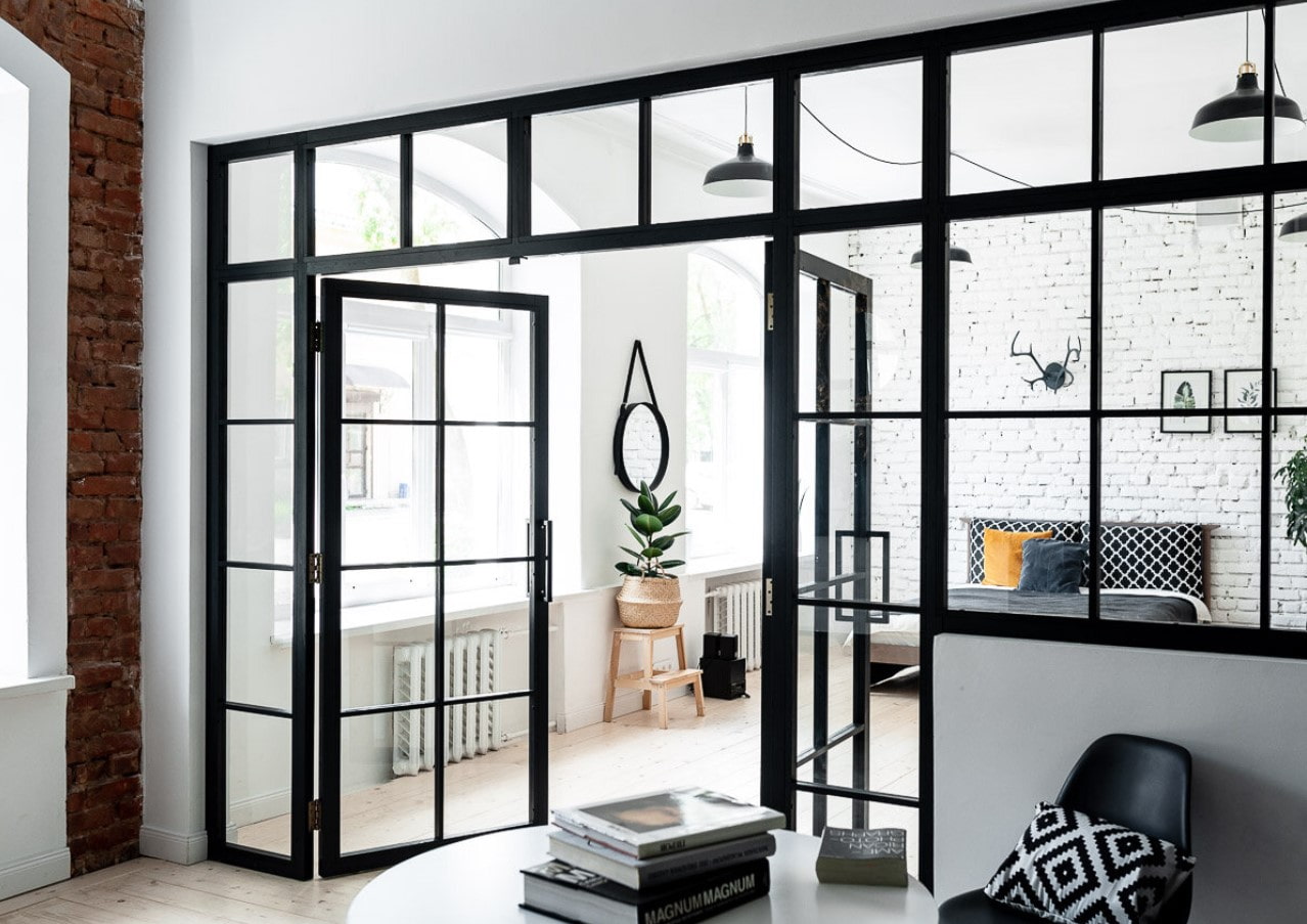 Причины дополнить свой интерьер стеклянными перегородками и дверьми