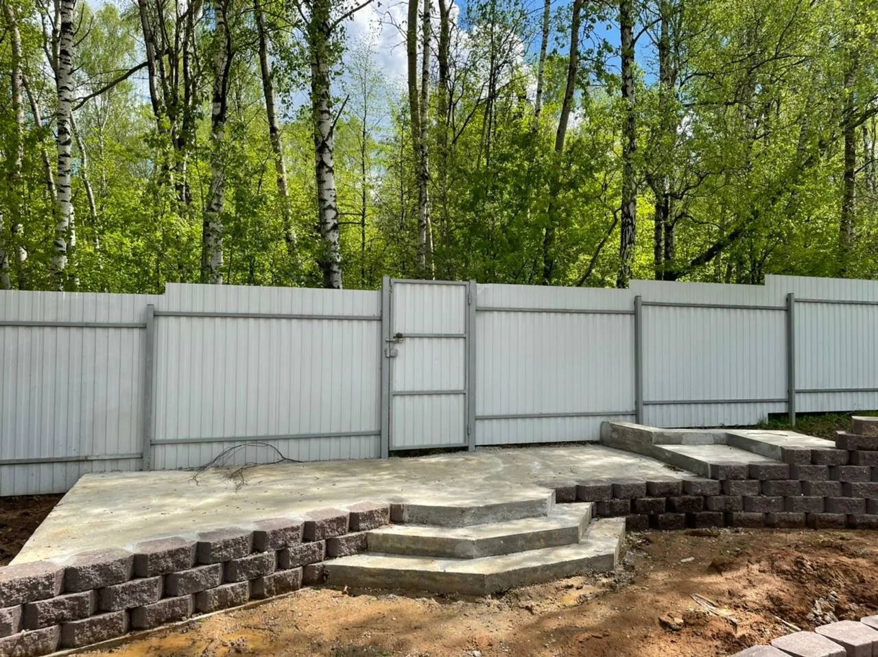 Почему вам стоит выбрать надежные подпорные стенки из бетона