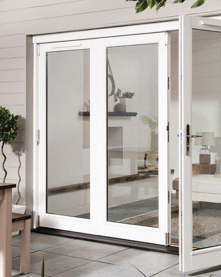 Зачем нужна регулировка пластиковых дверей