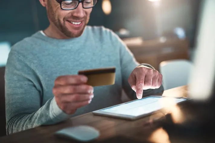 Як користуватися кредитною карткою, щоб не влізти у борги